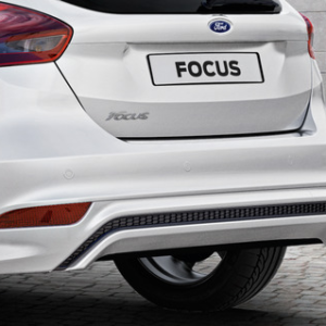 Zaščitna letev zadnjega odbijača s črnim sijajnim difuzorjem